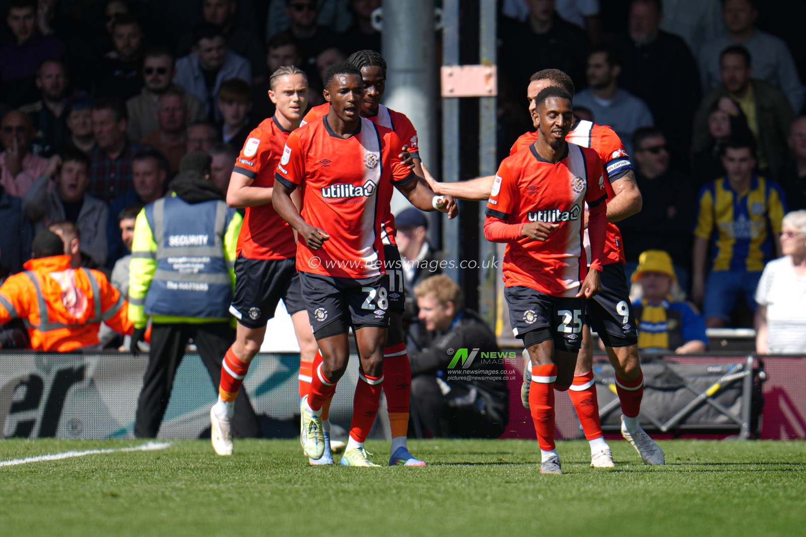 Luton town celebrate goal during the Sky Bet Championship match Luton Town vs Leeds United at Kenilworth Road, Luton, United Kingdom, 5th April 2025

(Photo by Harvey Murphy/News Images)