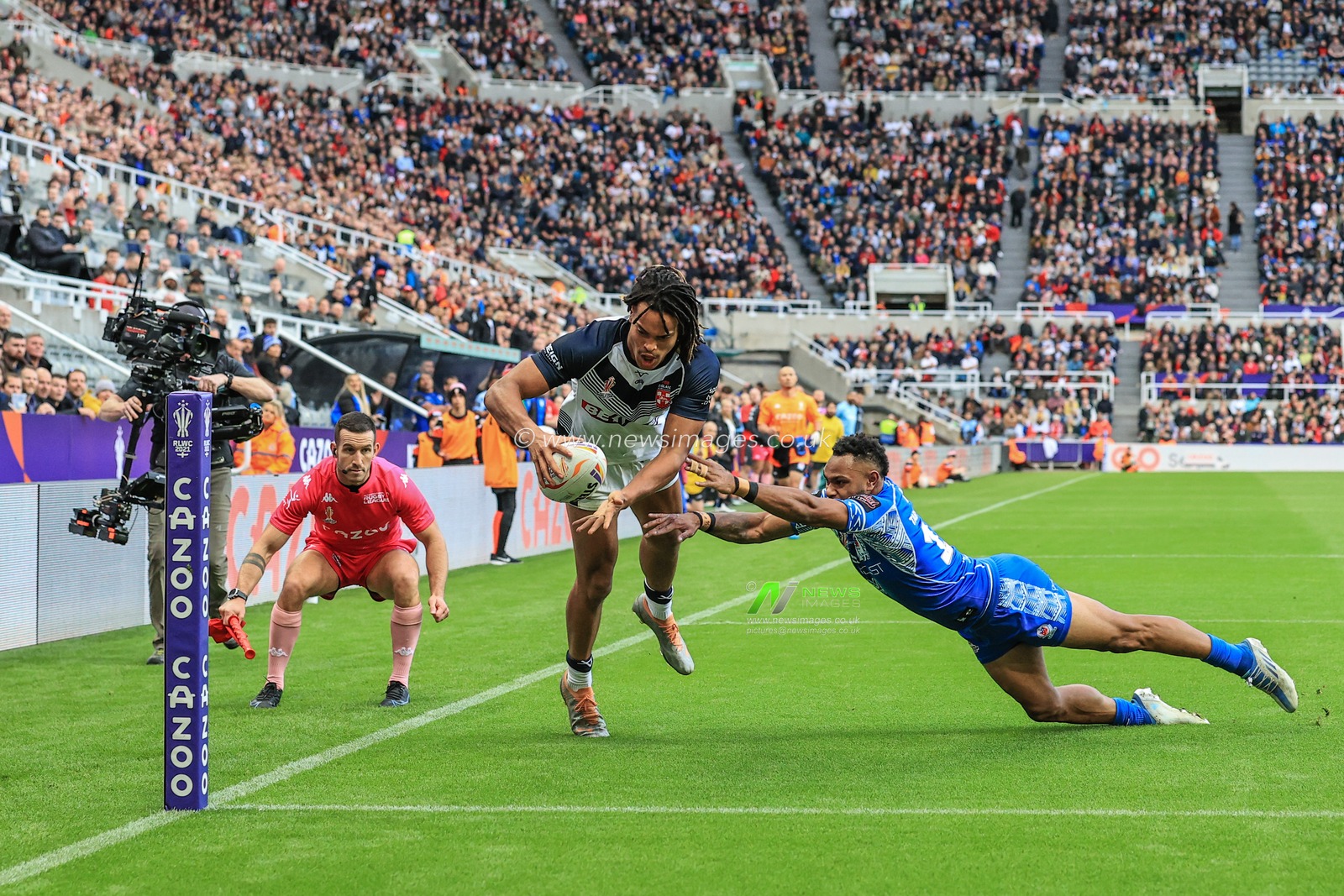 Dom Young of England goes over for a tryduring the Rugby League World Cup 2021 match England vs Samoa at St. James's Park, Newcastle, United Kingdom, 15th October 2022

(Photo by Mark Cosgrove/News Images)
