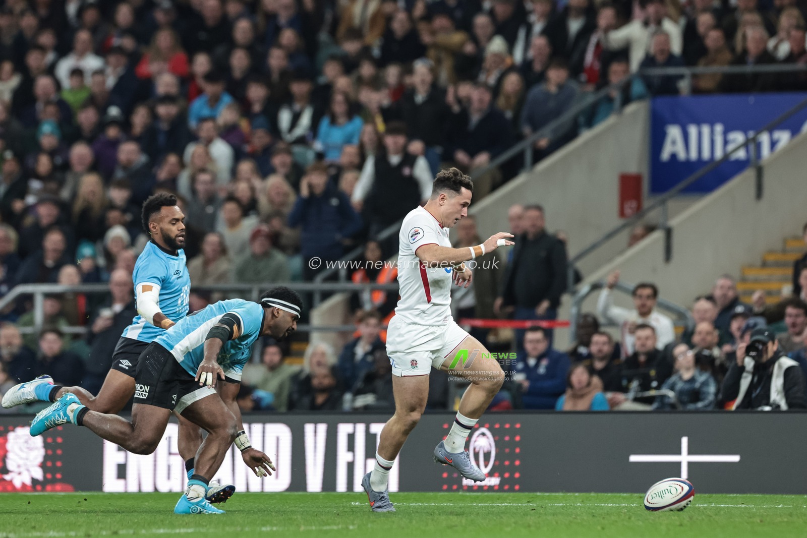 Henry Arundell of England kicks the ball on to score a try during the Quilter Nations Series 2025 match England vs Fiji at Allianz Stadium, Twickenham, United Kingdom, 8th November 2025

(Photo by Mark Cosgrove/News Images)

*** GER AUT SUI OUT ***
