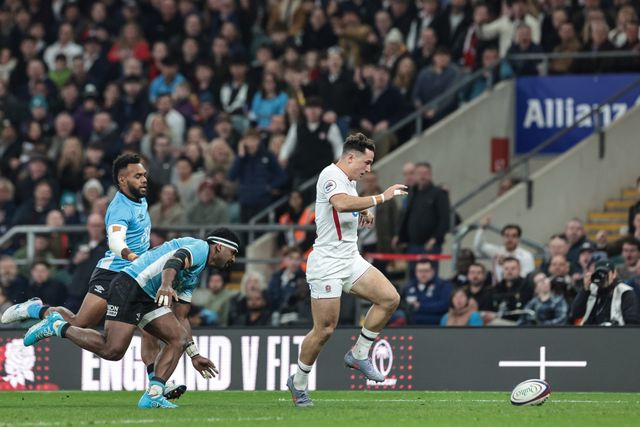 Henry Arundell of England kicks the ball on to score a try during the Quilter Nations Series 2025 match England vs Fiji at Allianz Stadium, Twickenham, United Kingdom, 8th November 2025

(Photo by Mark Cosgrove/News Images)

*** GER AUT SUI OUT ***