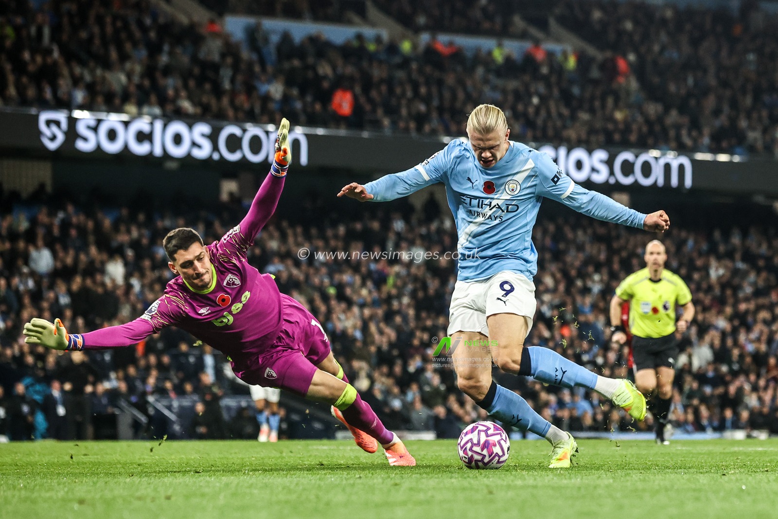 Erling Haaland of Manchester City scores to make it 2-1 during the Premier League match Manchester City vs Bournemouth at Etihad Stadium, Manchester, United Kingdom, 2nd November 2025

(Photo by Alfie Cosgrove/News Images)

*** GER AUT SUI OUT ***
