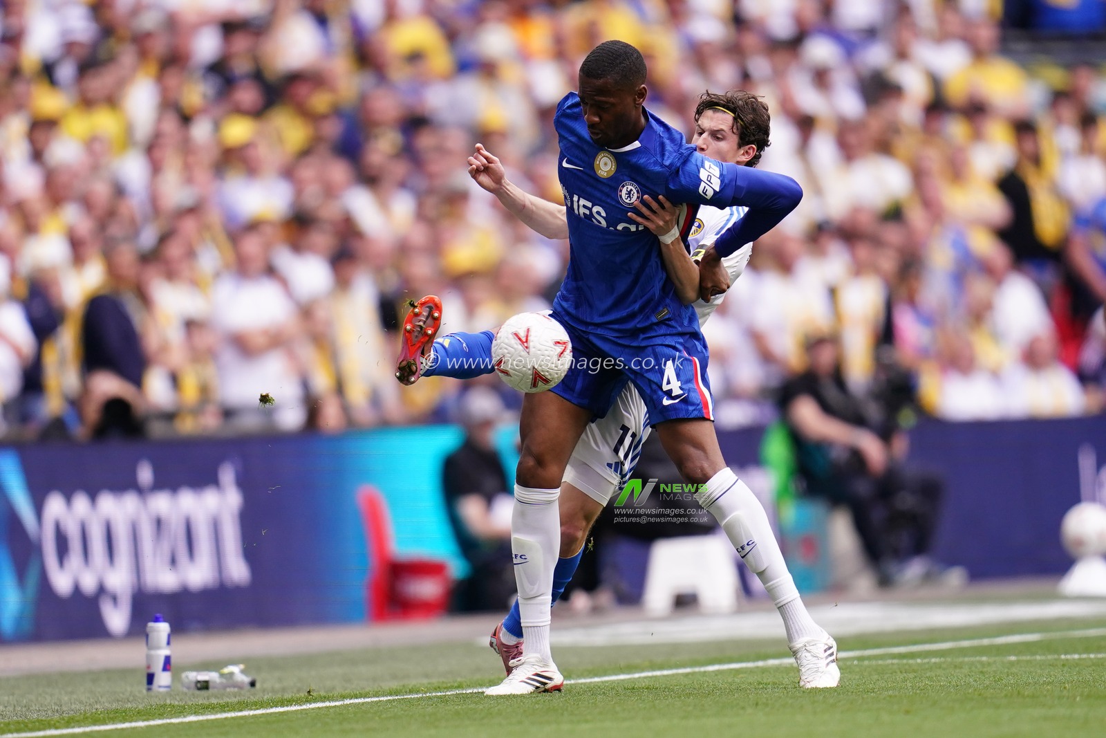 Tosin Adarabioyo of Chelsea and Brenden Aaronson of Leeds United battle during the Emirates FA Cup Semi-Final match Chelsea vs Leeds United at Wembley Stadium, London, United Kingdom on 26 April 2026

(Photo by Harvey Murphy/News Images)