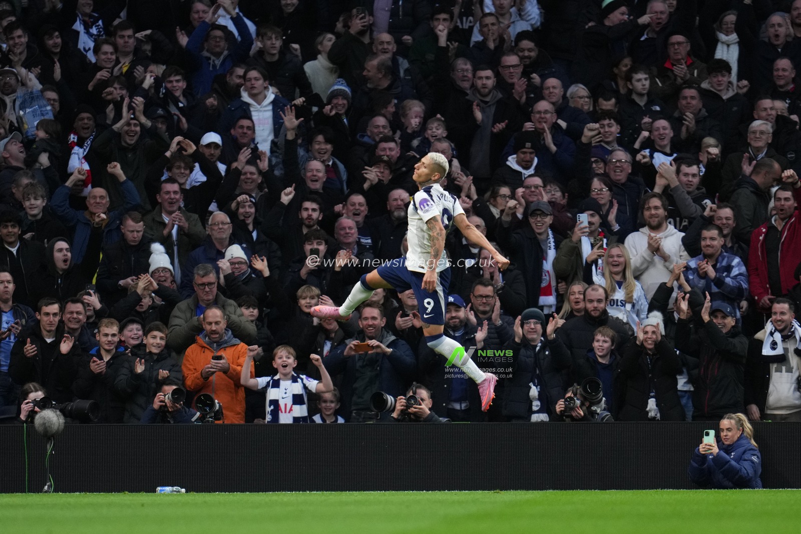 Richarlison of Tottenham Hotspur scores to make it 1-0 during the Premier League match Tottenham Hotspur vs Brentford at Tottenham Hotspur Stadium, London, United Kingdom, 6th December 2025

(Photo by Harvey Murphy/News Images)

*** GER AUT SUI OUT ***