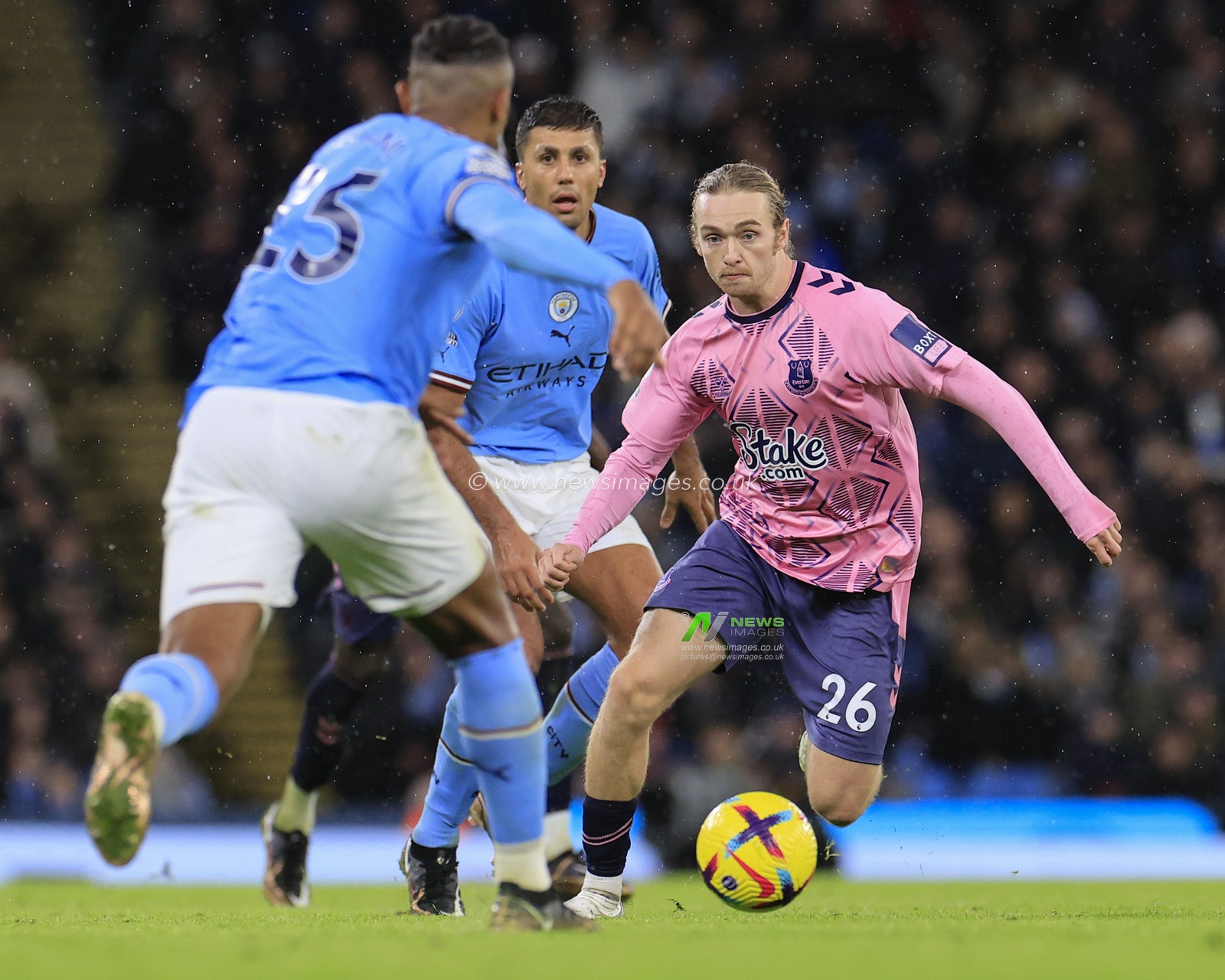 Tom Davies #26 of Everton is confronted by Manuel Akanji #25 of Manchester City during the Premier League match Manchester City vs Everton at Etihad Stadium, Manchester, United Kingdom, 31st December 2022

(Photo by Conor Molloy/News Images)