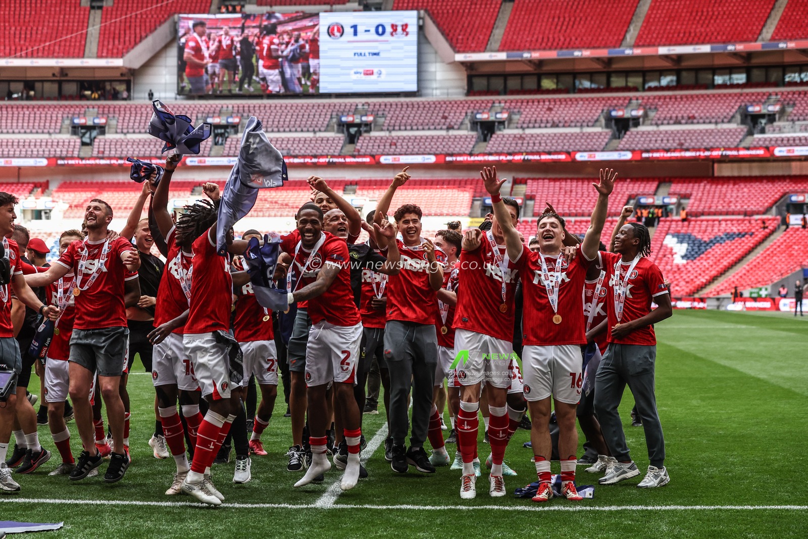 Charlton players celebrate winning the playoff final during the Sky Bet League 1 Playoff Final match Charlton Athletic vs Leyton Orient at Wembley Stadium, London, United Kingdom, 25th May 2025

(Photo by Alfie Cosgrove/News Images)