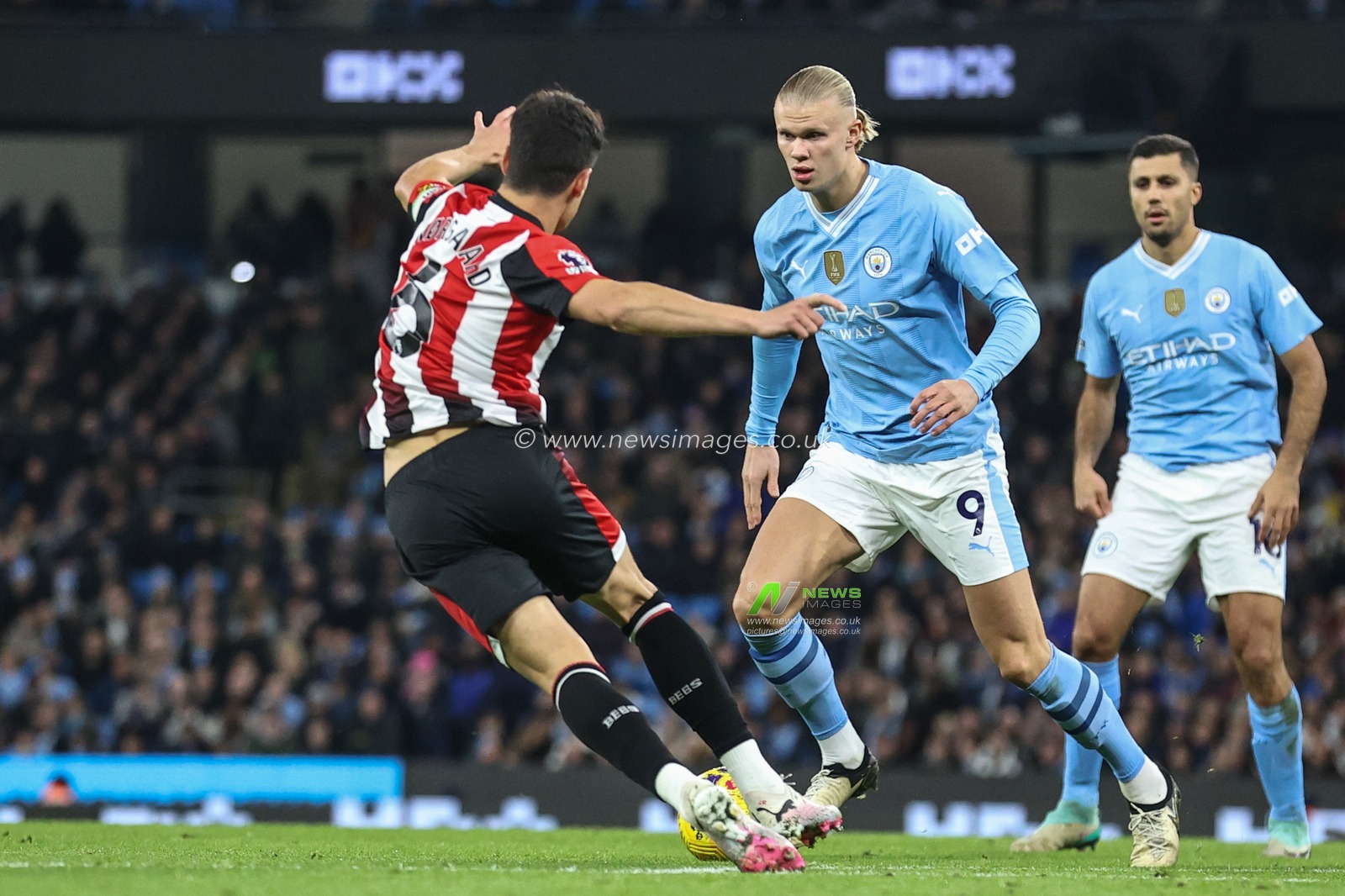 Erling Haaland of Manchester City breaks with the ball during the Premier League match Manchester City vs Brentford at Etihad Stadium, Manchester, United Kingdom, 20th February 2024

(Photo by Mark Cosgrove/News Images)