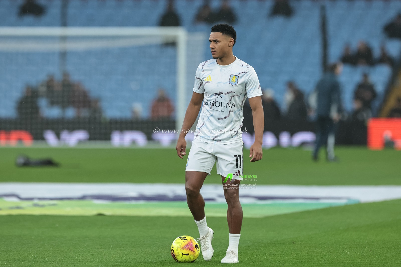 Ollie Watkins of Aston Villa in the pregame warmup session during the Premier League match Aston Villa vs Everton at Villa Park, Birmingham, United Kingdom, 18th January 2026

(Photo by Mark Cosgrove/News Images)