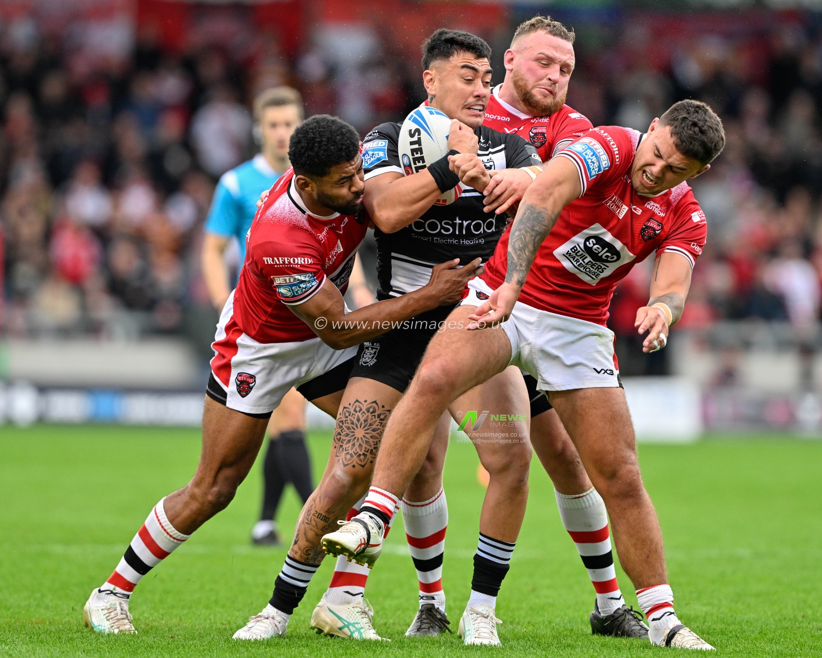Tiaki Chan of Hull FC gets tackled during the Betfred Super League Round 16 match Salford Red Devils vs Hull FC at Salford Community Stadium, Eccles, United Kingdom, 7th July 2024

(Photo by Cody Froggatt/News Images)