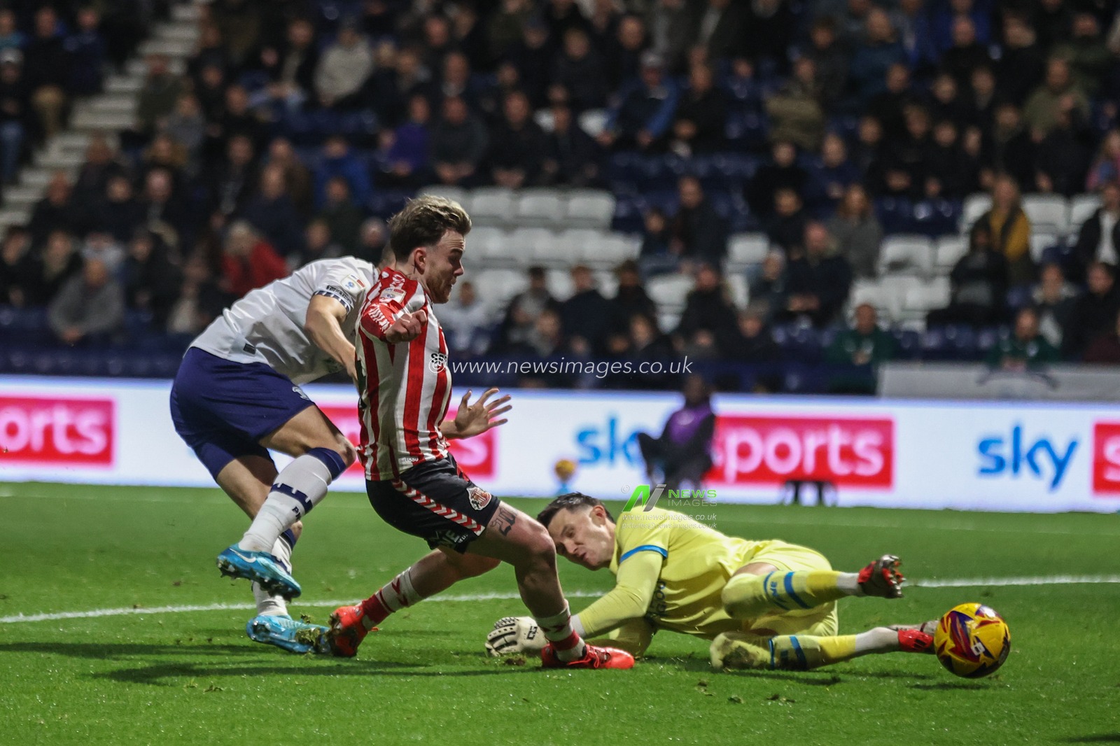 Aaron Connolly of Sunderland misses a shot on goal during the Sky Bet Championship match Preston North End vs Sunderland at Deepdale, Preston, United Kingdom, 6th November 2024

(Photo by Alfie Cosgrove/News Images)