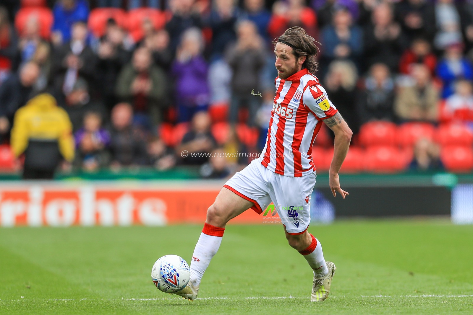 5th May 2019, Bet 365 Stadium, Stoke-on-Trent, England; Sky Bet Championship, Stoke City vs Sheffield United ; Joe Allen (04) of Stoke City makes a break with the ball 


Credit: Mark Cosgrove/News Images

English Football League images are subject to DataCo Licence