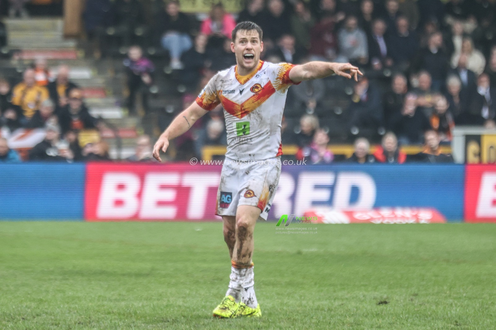 Luke Keary of Catalan Dragons during the Betfred Super League Round 5 match Castleford Tigers vs Catalans Dragons at The Mend-A-Hose Jungle, Castleford, United Kingdom, 22nd March 2025

(Photo by Alfie Cosgrove/News Images)