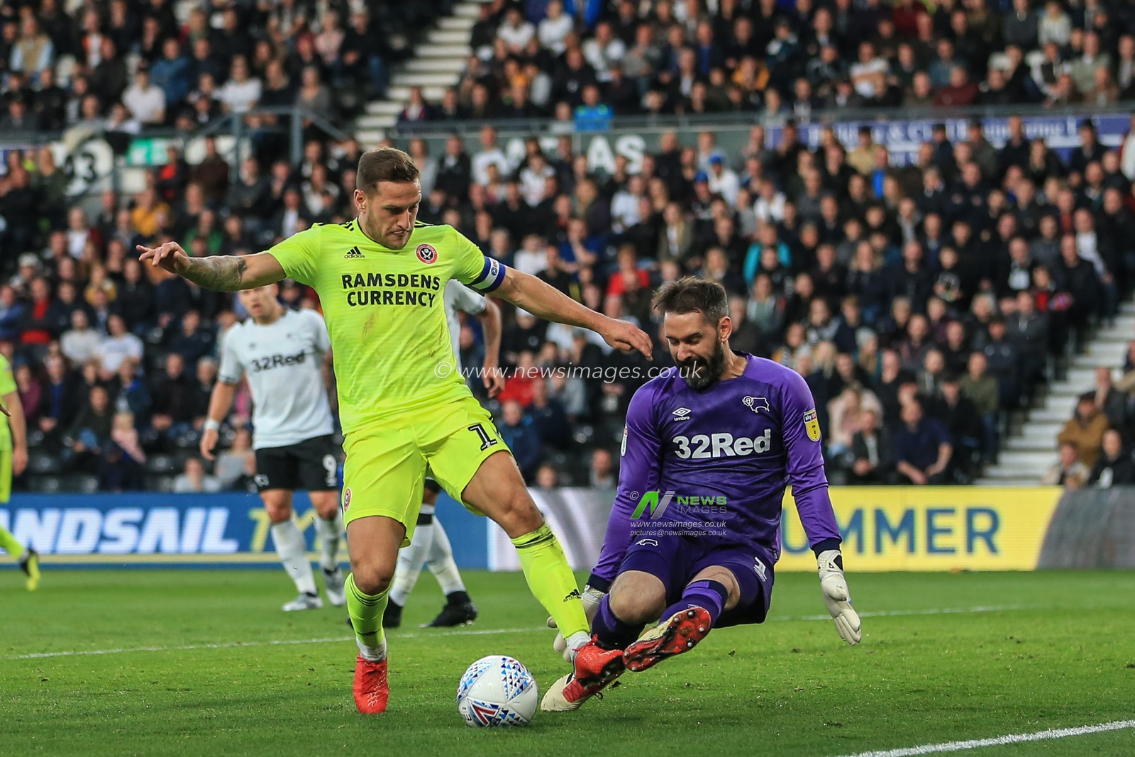 20th October 2018, Pride Park, Derby, England; Sky Bet Championship, Derby County v Sheffield United ; Scott Carson of Derby slides in on Billy Sharp (10) of Sheffield United to clear the ball no foul given

Credit: Mark Cosgrove/News Images 

English Football League images are subject to DataCo Licence