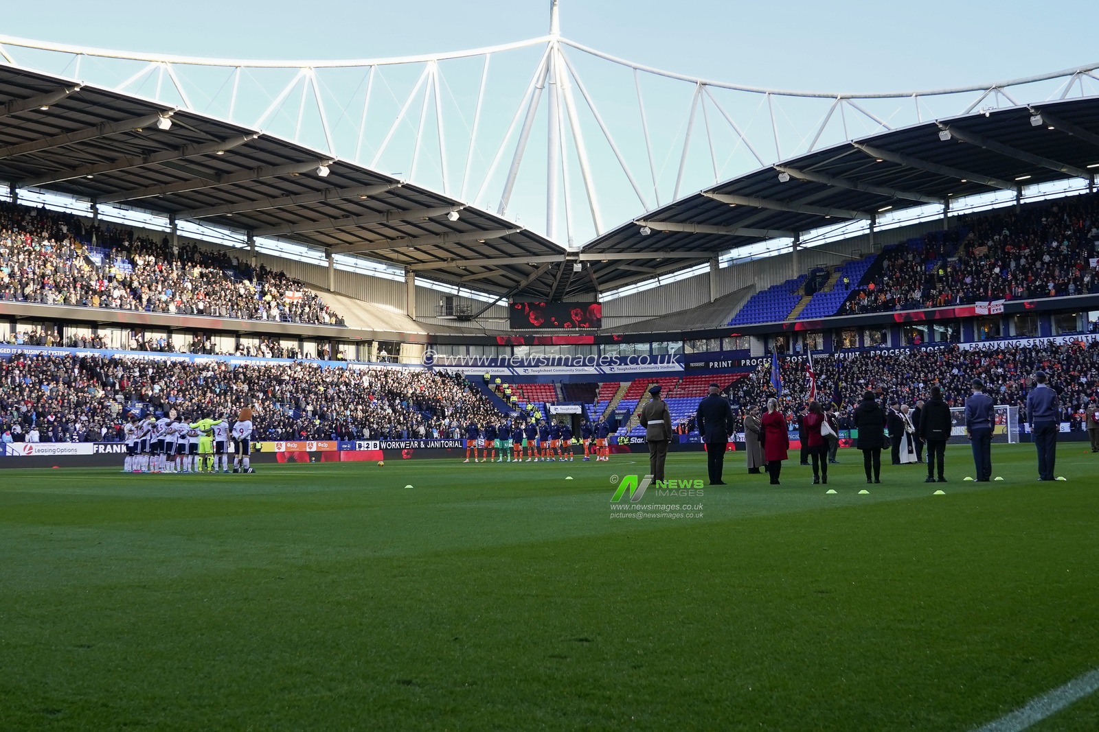 Players from both teams hold a minutes silence to remember the fallen during the Sky Bet League 1 match Bolton Wanderers vs Blackpool at University of Bolton Stadium, Bolton, United Kingdom, 11th November 2023

(Photo by Steve Flynn/News Images)