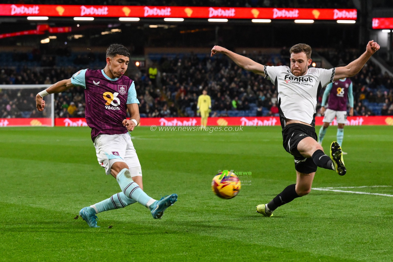 Jeremy Sarmiento of Burnley crosses the ball during the Sky Bet Championship match Burnley vs Derby County at Turf Moor, Burnley, United Kingdom, 10th December 2024

(Photo by Craig Thomas/News Images)