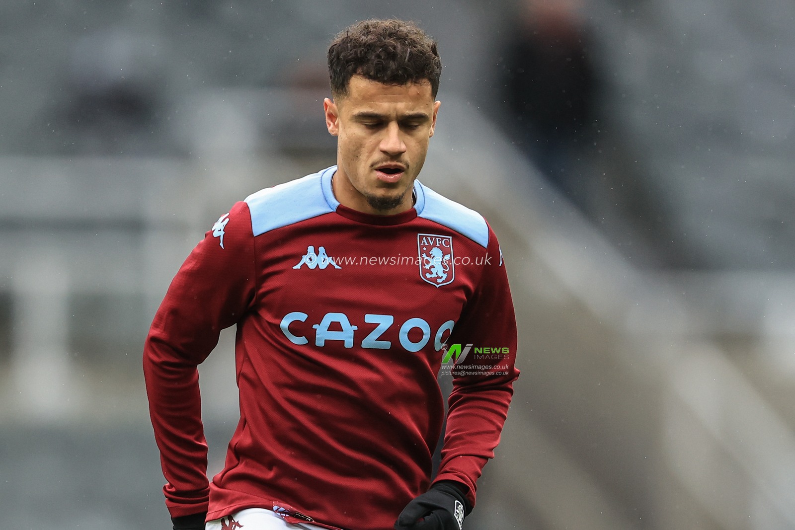 Philippe Coutinho #23 of Aston Villa during the pre-game warmup