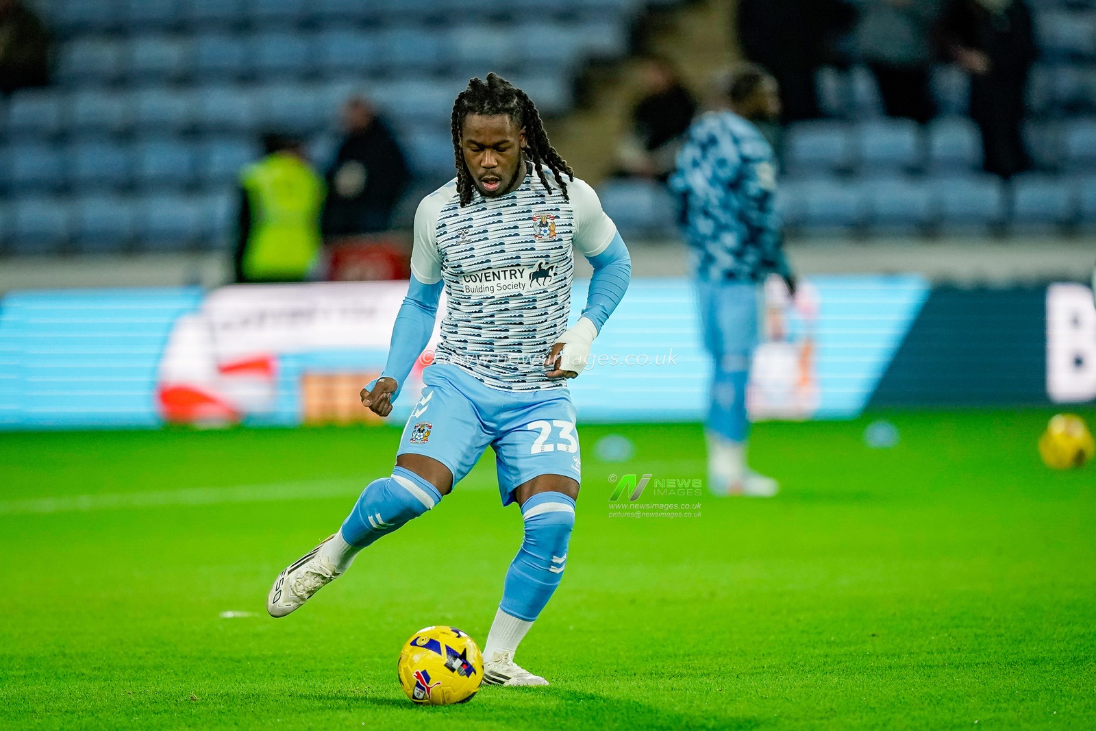 Brandon Thomas-Asante of Coventry City passes the ball  in the pregame warmup session  during the Sky Bet Championship match Coventry City vs Millwall at Coventry Building Society Arena, Coventry, United Kingdom, 20th January 2026

(Photo by Maynard Manyowa/News Images)
