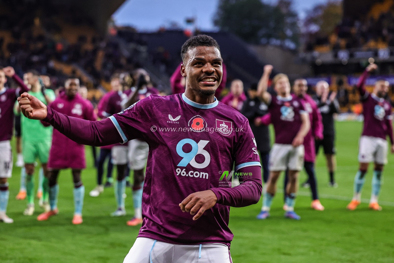 Lyle Foster of Burnley celebrates the win with the fans during the Premier League match Wolverhampton Wanderers vs Burnley at Molineux, Wolverhampton, United Kingdom, 26th October 2025

(Photo by Mark Cosgrove/News Images)