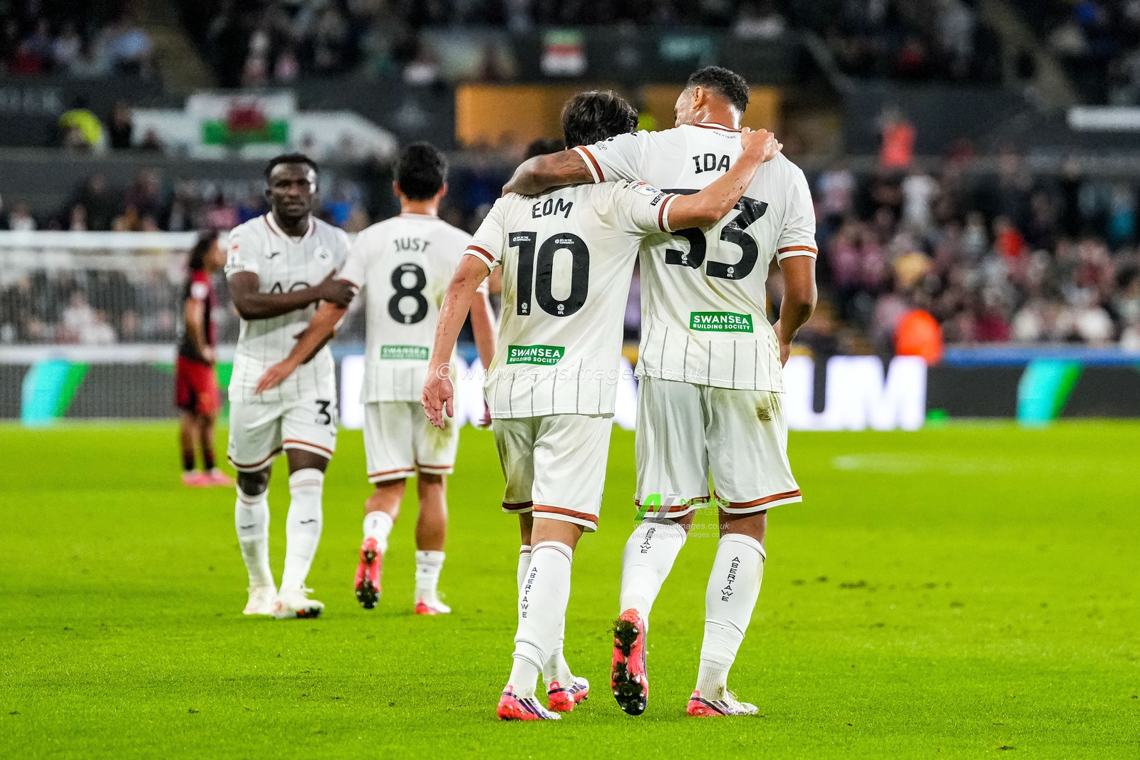 Adam Idah of Swansea City celebrates scoring his teams second goal with Eom Ji-Sung during the Sky Bet Championship match Swansea City vs Watford at Swansea.com Stadium, Swansea, United Kingdom on 01 September 2026

(Photo by Andrew Lewis/News Images)