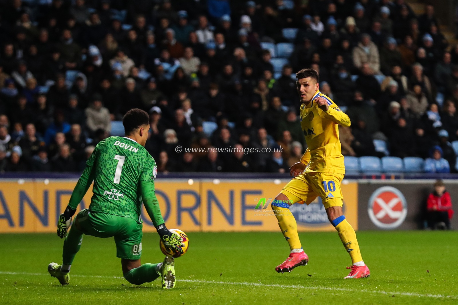 JoÃ«l Piroe of Leeds United has a shot at goal saved by Oliver Dovin of Coventry City during the Sky Bet Championship match Coventry City vs Leeds United at Coventry Building Society Arena, Coventry, United Kingdom, 5th February 2025

(Photo by Gareth Evans/News Images)