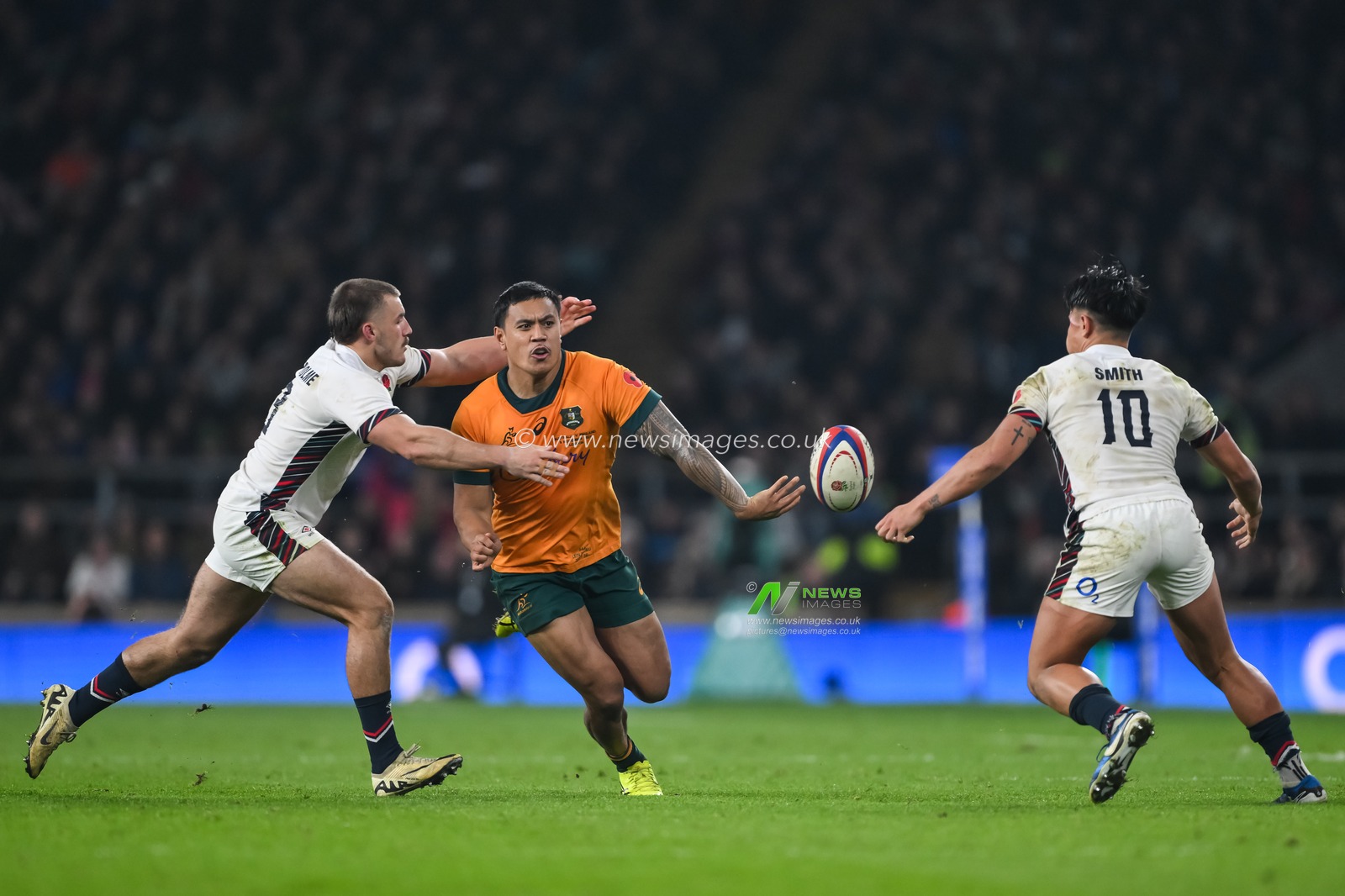 Len Ikitau of Australia offloads the ball despite the tackle of Ollie Sleightholme of England during the Autumn Nations Series match England vs Australia at Allianz Stadium, Twickenham, United Kingdom, 8th November 2024

(Photo by Craig Thomas/News Images)