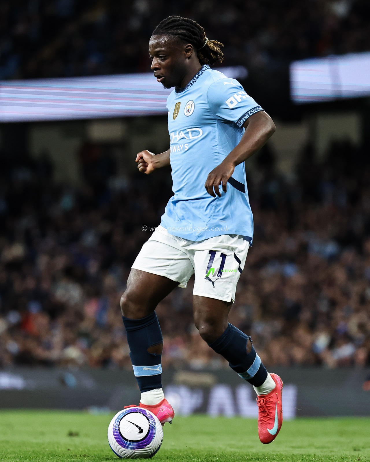 JÃ©rÃ©my Doku of Manchester City goes forward with the ball during the Premier League match Manchester City vs Leicester City at Etihad Stadium, Manchester, United Kingdom, 2nd April 2025

(Photo by Mark Cosgrove/News Images)