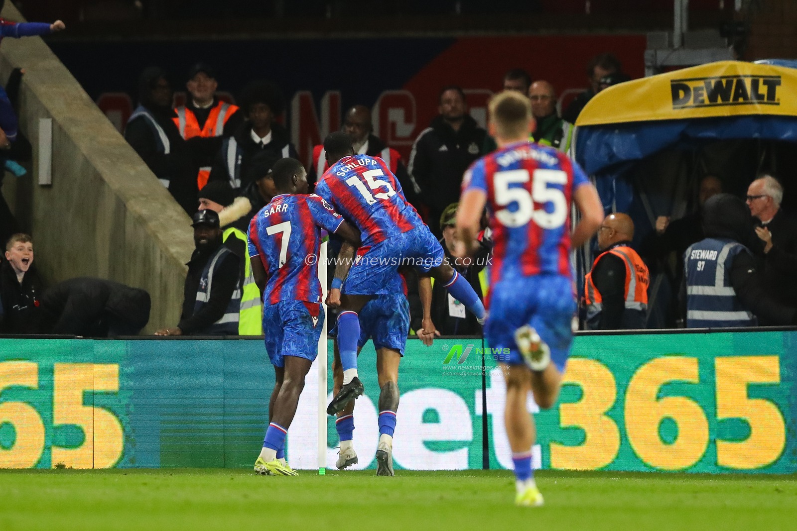 Daniel MuÃ±oz of Crystal Palace celebrates his goal to make it 1-1 during the Premier League match Crystal Palace vs Newcastle United at Selhurst Park, London, United Kingdom, 30th November 2024

(Photo by Gareth Evans/News Images)