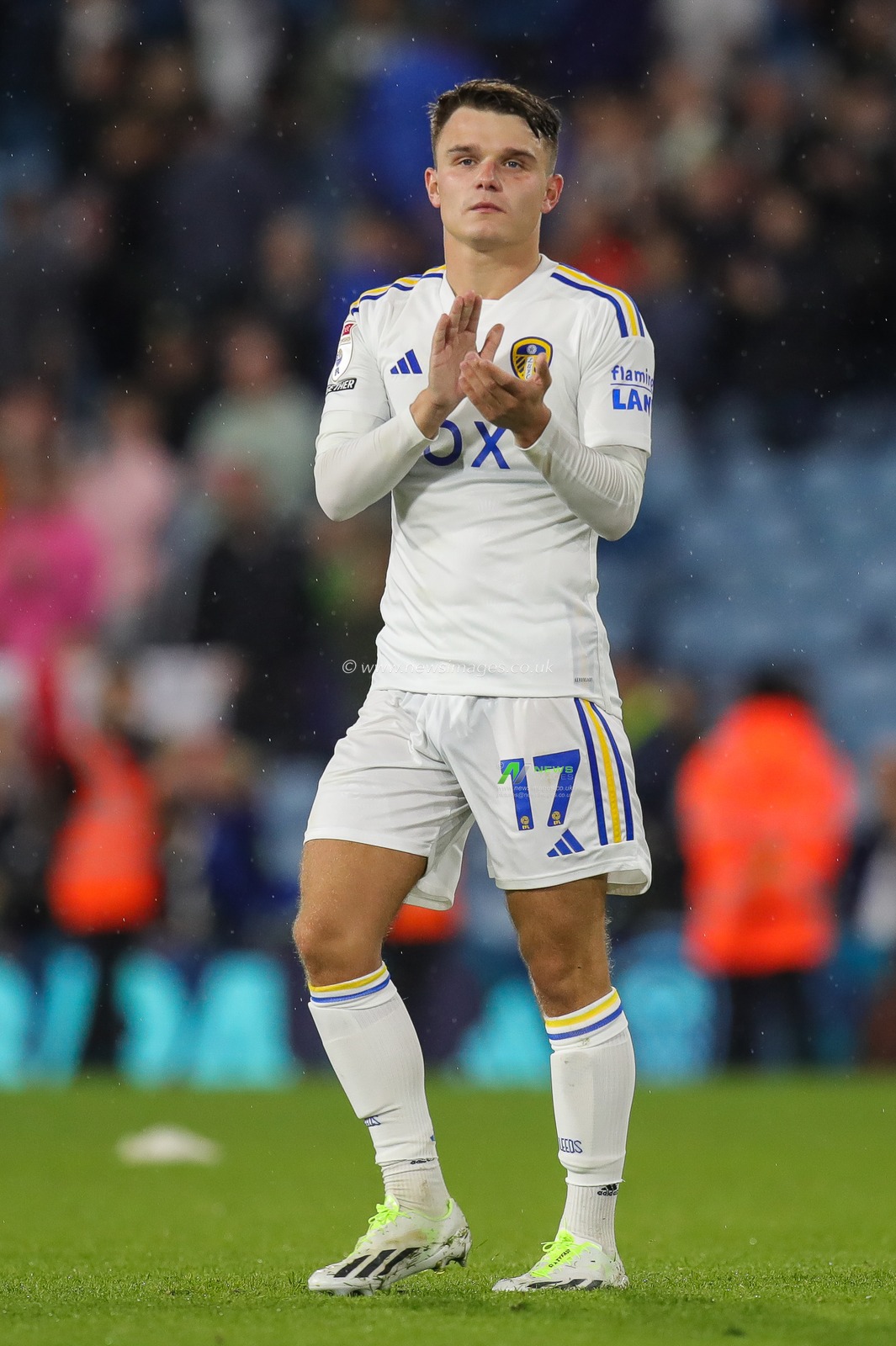 Jamie Shackleton #17 of Leeds United applauds the fans at the end of the Sky Bet Championship match Leeds United vs West Bromwich Albion at Elland Road, Leeds, United Kingdom, 18th August 2023

(Photo by James Heaton/News Images)