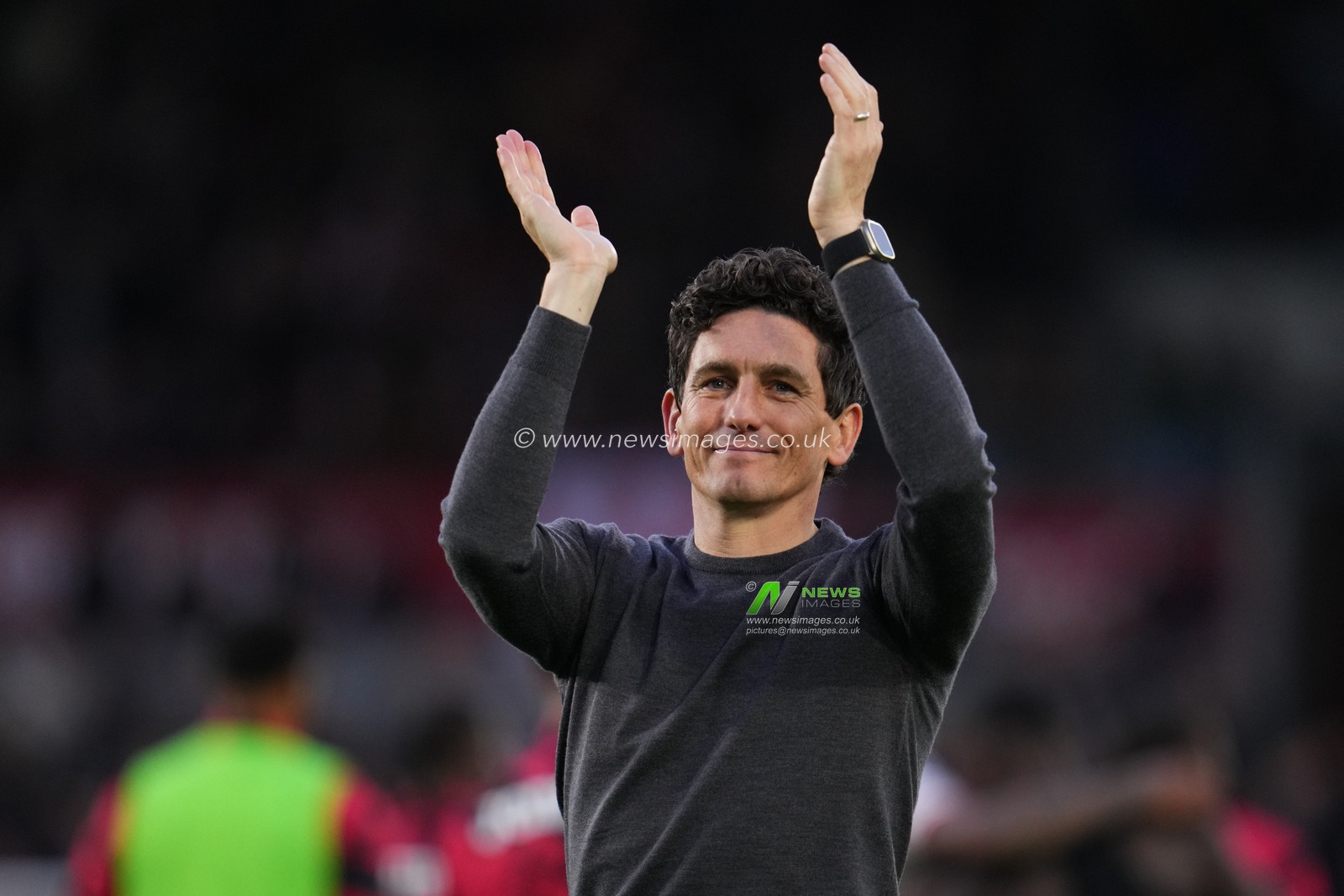 Keith Andrews manager of Brentford applauds home support during the Premier League match Brentford vs Newcastle United at The Gtech Community Stadium, London, United Kingdom, 9th November 2025

(Photo by Harvey Murphy/News Images)

*** GER AUT SUI OUT ***