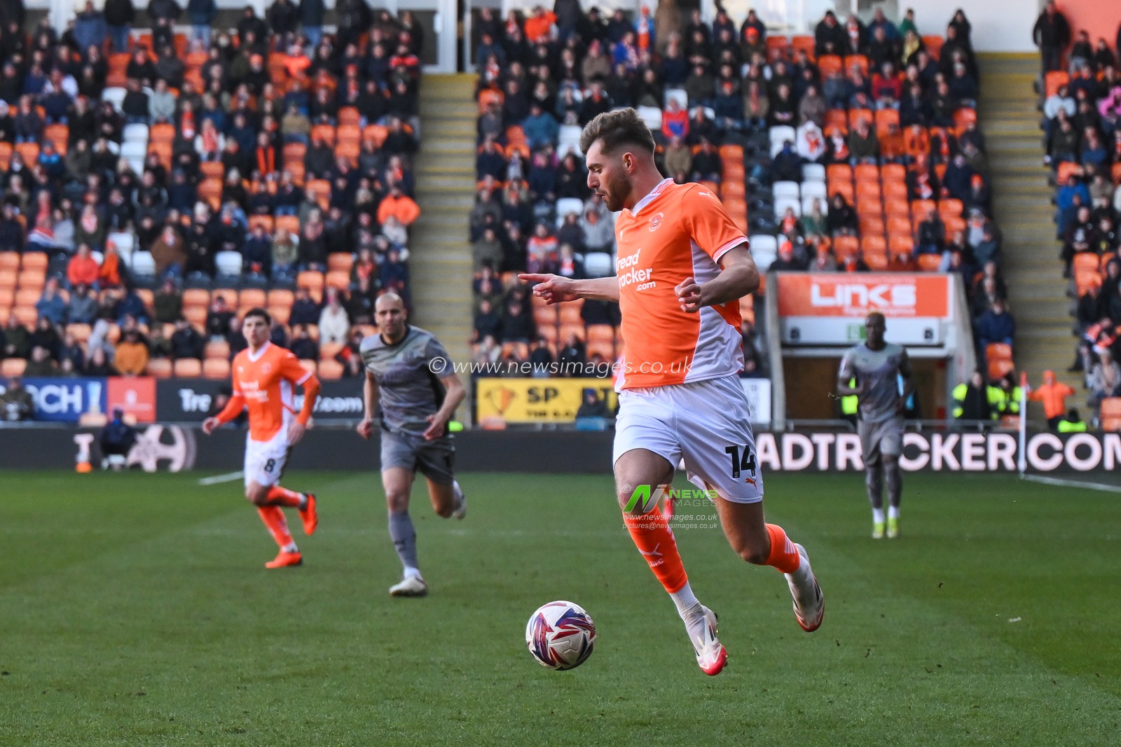 Tom Bloxham of Blackpool makes a break with the ball during the Sky Bet League 1 match Blackpool vs Leyton Orient at Bloomfield Road, Blackpool, United Kingdom, 15th March 2025

(Photo by Craig Thomas/News Images)