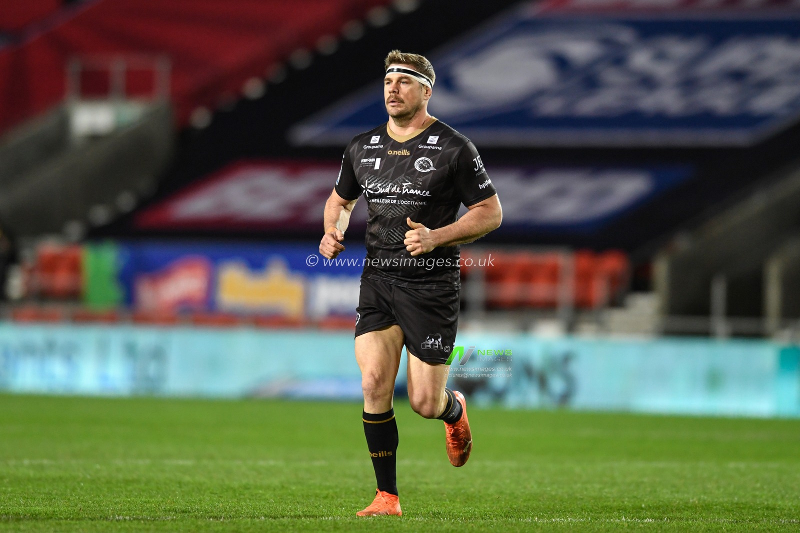 Remi Casty #8 of Catalans Dragons during the pre-game warm up