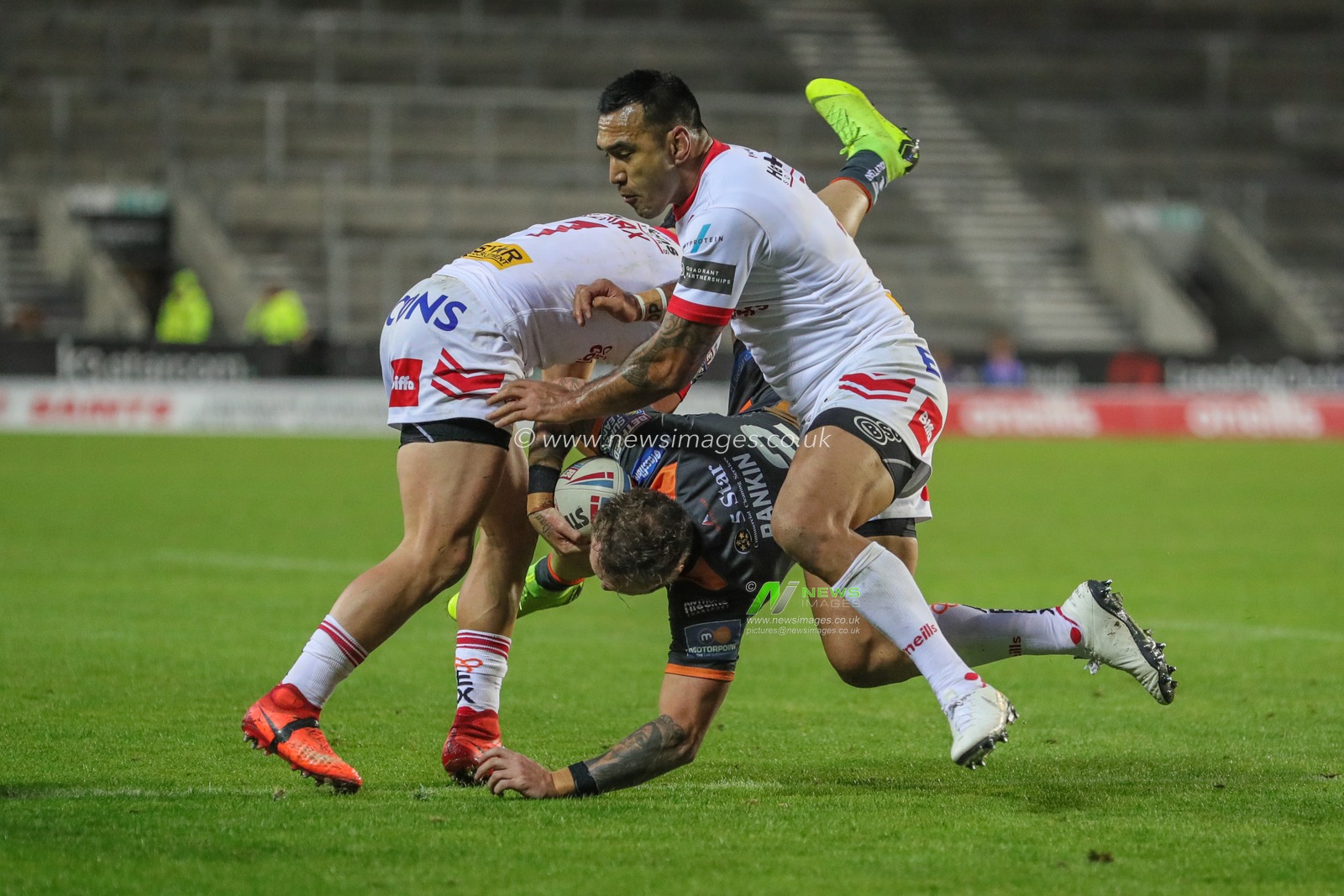 30th August 2019 , Totally Wicked Stadium, St Helens, England;  Betfred Super League Rugby, Round 27, St Helens vs Castleford Tigers ; Jordan Rankin (32) of Castleford Tigers is tackled by Jonny Lomax (1) of St Helens and Zeb Taia (11) of St Helens 


Credit: Mark Cosgrove/News Images