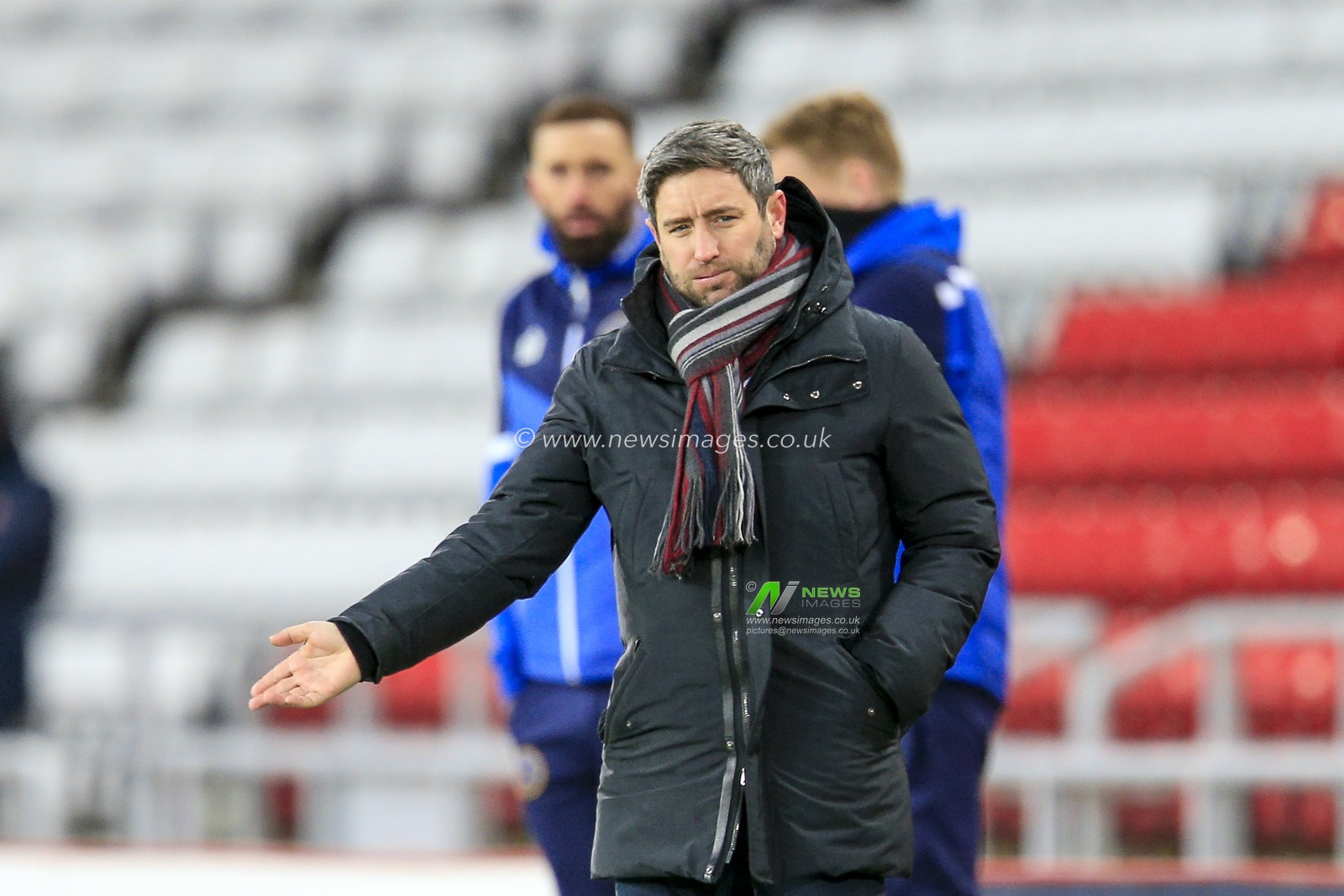 Lee Johnson, Manager of Sunderland gives his team instructions