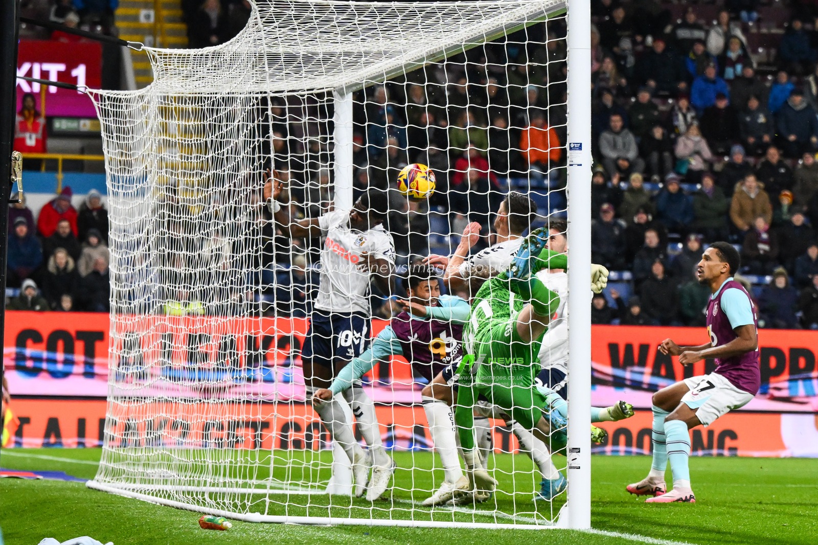 CJ Egan-Riley of Burnley scores to make it 2-0 during the Sky Bet Championship match Burnley vs Coventry City at Turf Moor, Burnley, United Kingdom, 26th November 2024

(Photo by Craig Thomas/News Images)