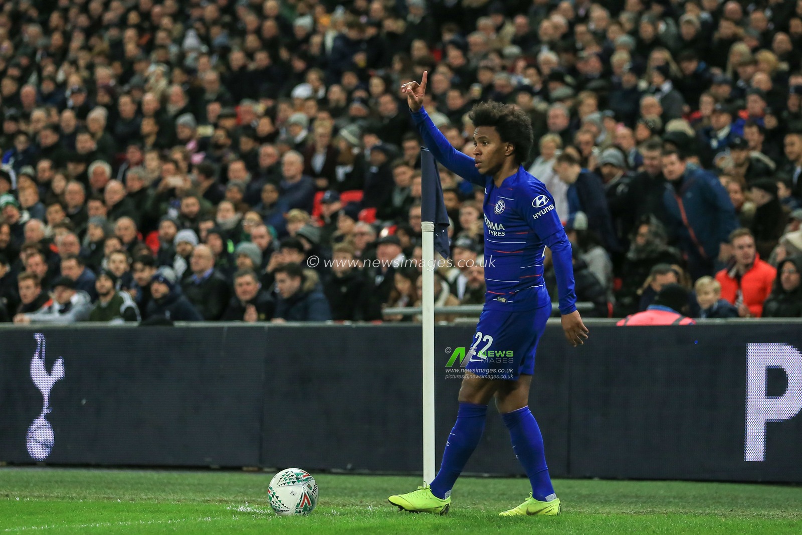 8th January 2019, Wembley, London, England; Carabao EFL Cup, Semi-Final, Tottenham vs Chelsea ; Willian (22) of Chelsea takes a corner 


Credit: Mark Cosgrove/News Images

English Football League images are subject to DataCo Licence