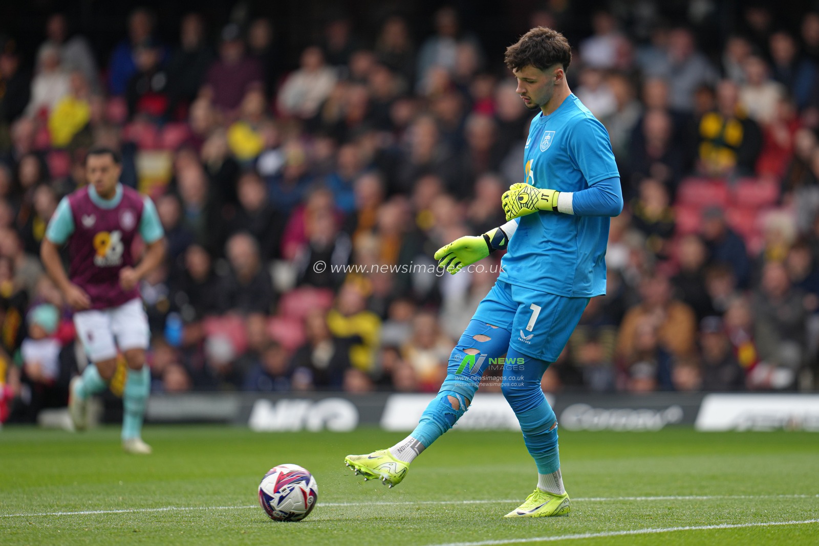 James Trafford of Burnley during the Sky Bet Championship match Watford vs Burnley at Vicarage Road, Watford, United Kingdom, 18th April 2025

(Photo by Harvey Murphy/News Images)