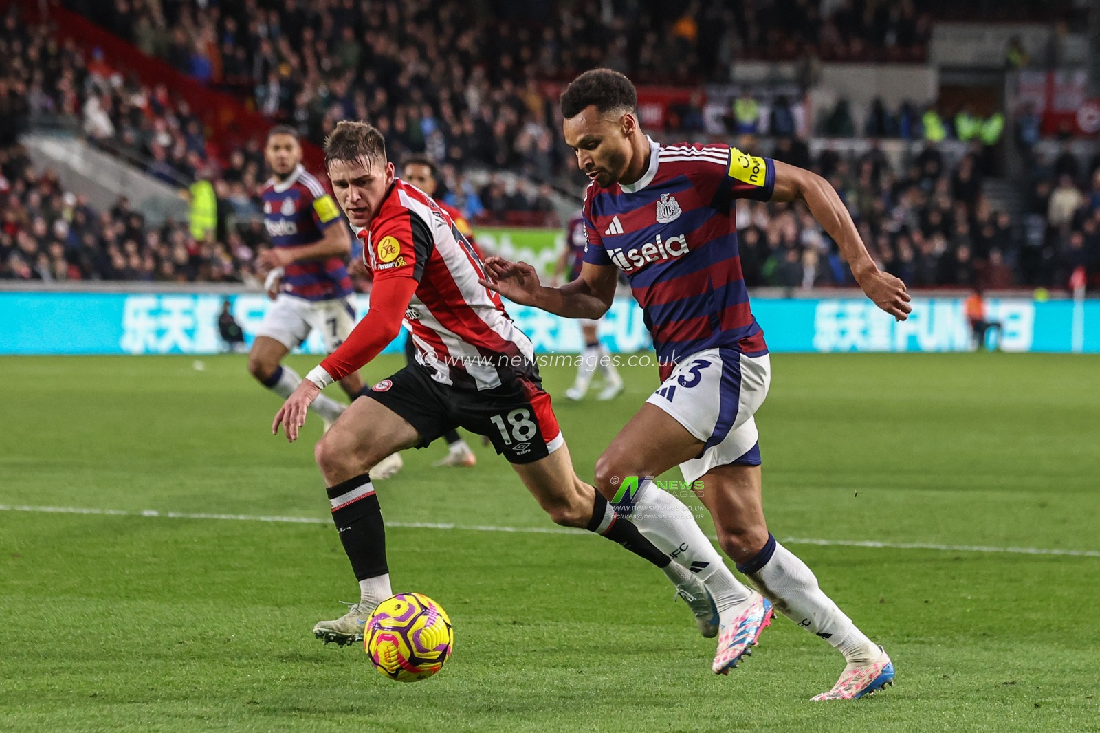 Jacob Murphy of Newcastle United breaks with the ball during the Premier League match Brentford vs Newcastle United at The Gtech Community Stadium, London, United Kingdom, 7th December 2024

(Photo by Alfie Cosgrove/News Images)