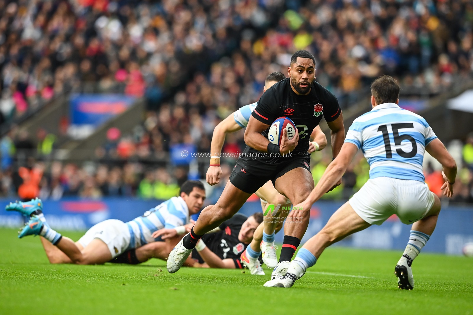 Joe Cokanasiga of England makes a break during the Autumn international match England vs Argentina at Twickenham Stadium, Twickenham, United Kingdom, 6th November 2022

(Photo by Craig Thomas/News Images)