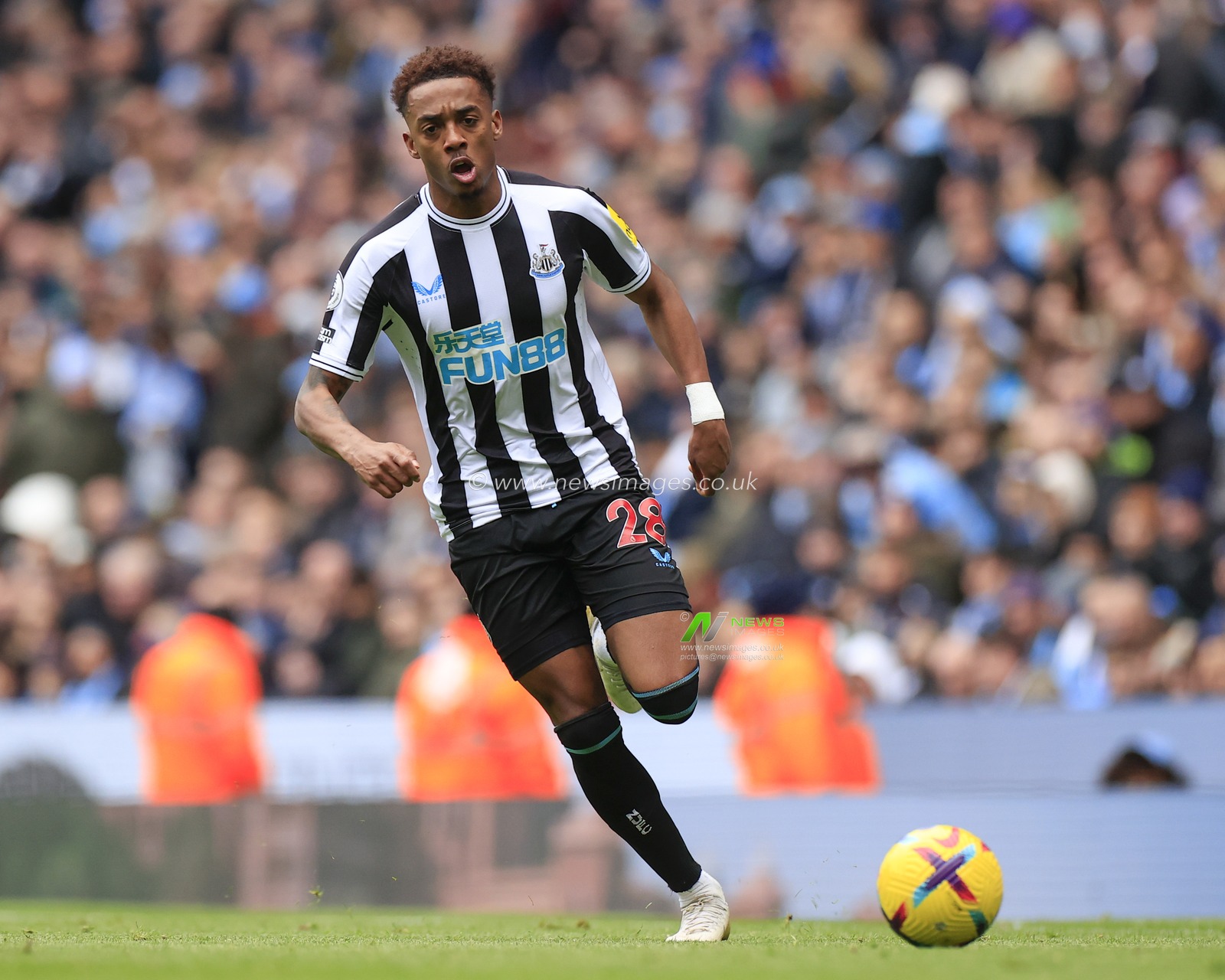 Joe Willock #28 of Newcastle United controls the ball during the Premier League match Manchester City vs Newcastle United at Etihad Stadium, Manchester, United Kingdom, 4th March 2023

(Photo by Conor Molloy/News Images)