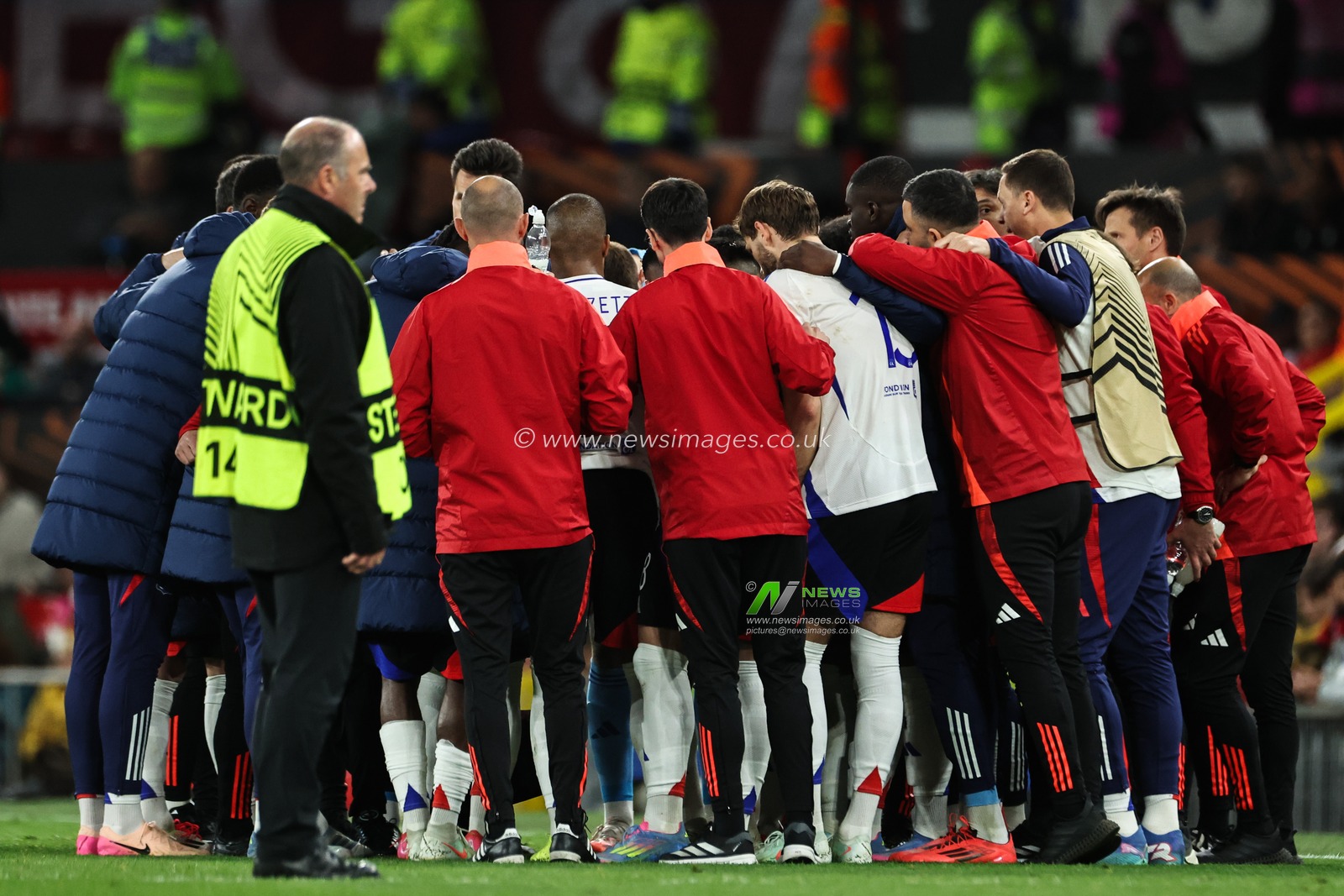 Lyon form a huddle during the UEFA Europa League Quarter-finals match Manchester United vs Lyon at Old Trafford, Manchester, United Kingdom, 17th April 2025

(Photo by Mark Cosgrove/News Images)