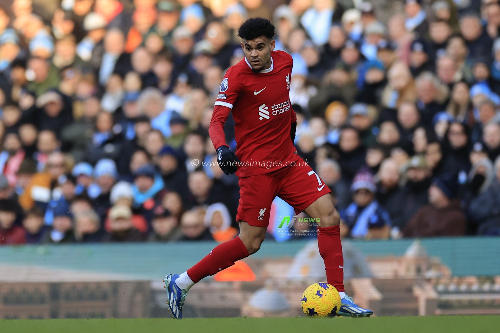 Luis Diaz #7 of Liverpool in action during the Premier League match Manchester City vs Liverpool at Etihad Stadium, Manchester, United Kingdom, 25th November 2023

(Photo by Conor Molloy/News Images)