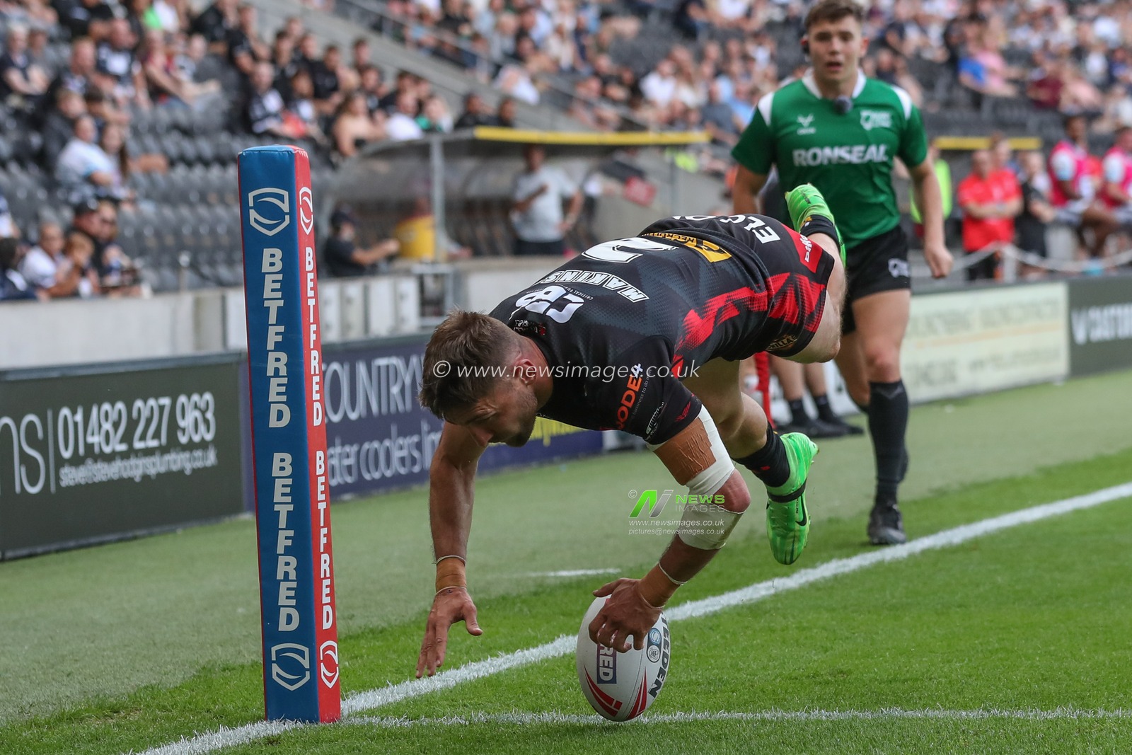 Tommy Makinson of St. Helens goes over for a try during the Betfred Super League Round 20 match Hull FC vs St Helens at MKM Stadium, Hull, United Kingdom, 3rd August 2024

(Photo by Alfie Cosgrove/News Images)