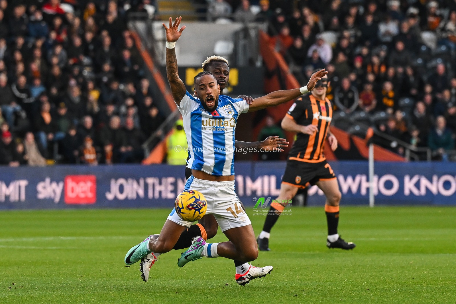 Sorba Thomas #14 of Huddersfield Town appeals for a foul during the Sky Bet Championship match Hull City vs Huddersfield Town at MKM Stadium, Hull, United Kingdom, 11th November 2023

(Photo by Craig Thomas/News Images)