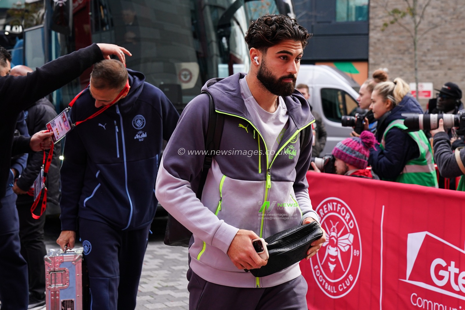 Josko Gvardiol of Manchester City arrives ahead of the Premier League match Brentford vs Manchester City at The Gtech Community Stadium, London, United Kingdom, 5th October 2025

(Photo by Harvey Murphy/News Images)