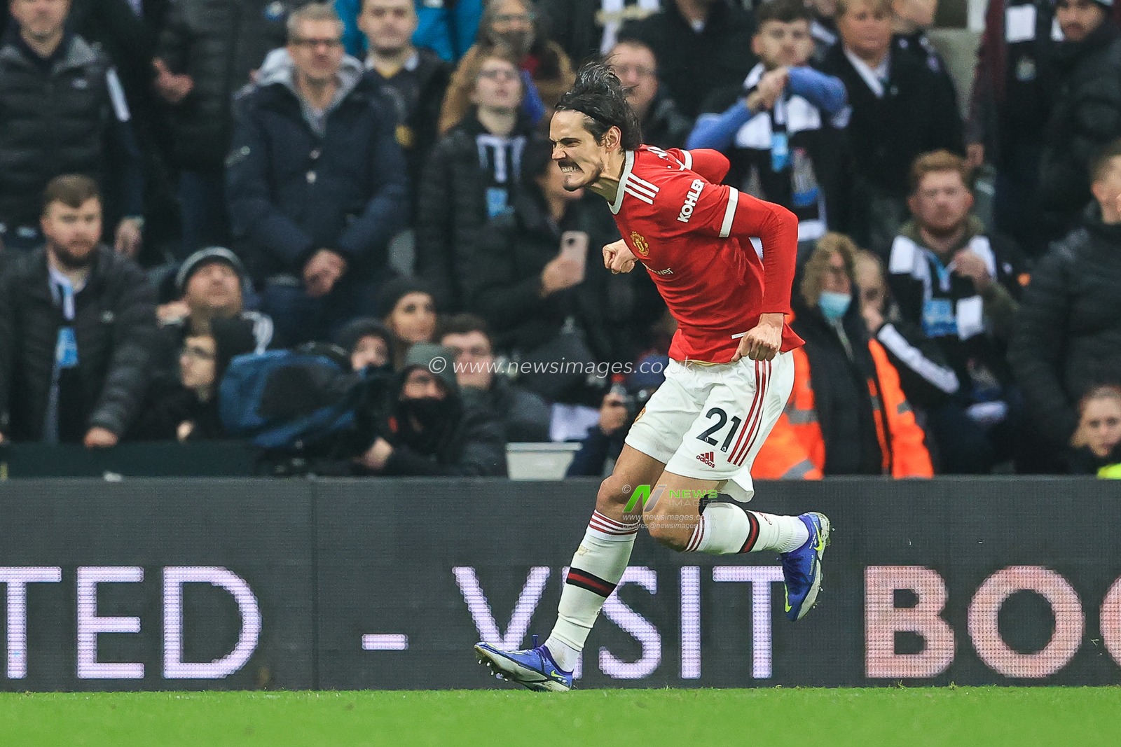Edinson Cavani #21 of Manchester United celebrates his goal to make it 1-1