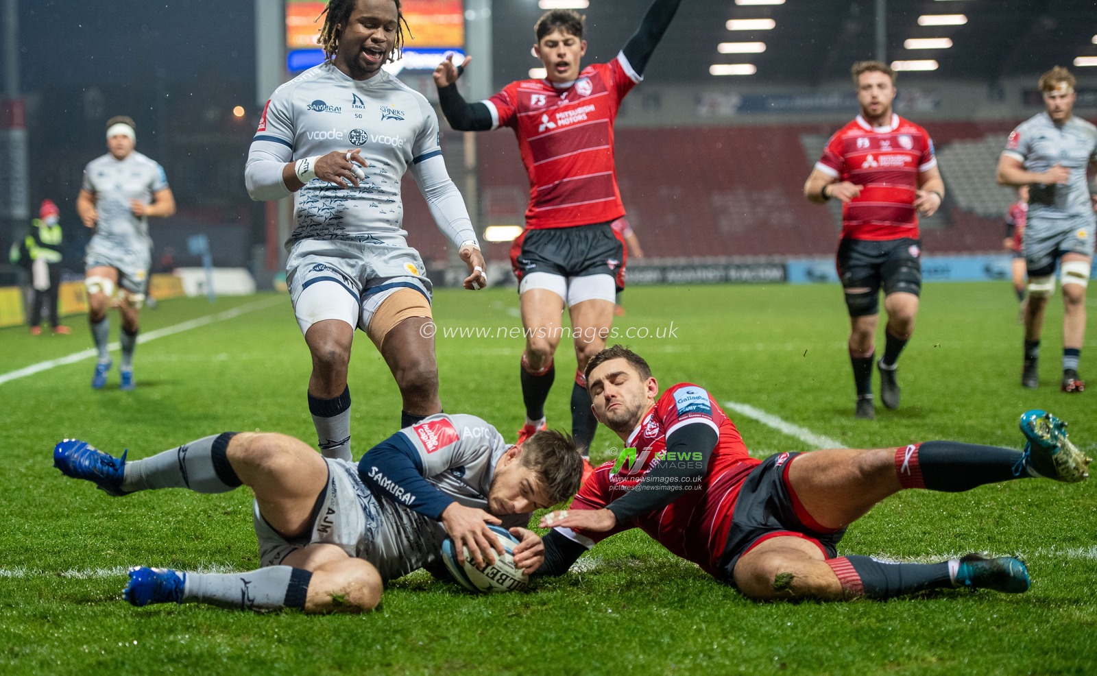 Gloucester kick the ball towards the Sale line. AJ MACGINTY #10 of Sale Sharks collects the ball under pressure from the Gloucester player