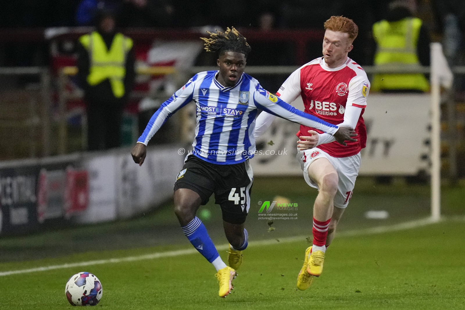 Alex Mighten #45 of Sheffield Wednesday hold off Callum Morton #10 of Fleetwood Town during the Sky Bet League 1 match Fleetwood Town vs Sheffield Wednesday at Highbury Stadium, Fleetwood, United Kingdom, 26th December 2022

(Photo by Steve Flynn/News Images)