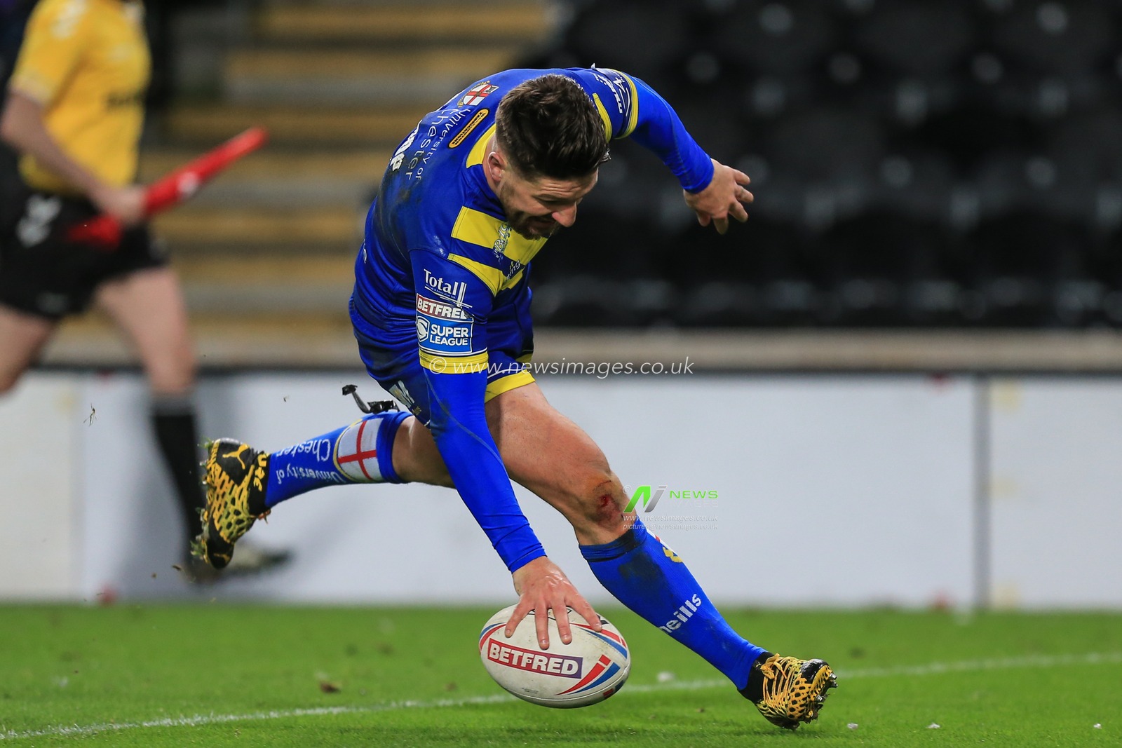 12th March 2020, KCOM Stadium, Hull, England; Betfred Super League, Hull FC v Warrington Wolves : Gareth Widdop (7) of Warrington Wolves scores his try