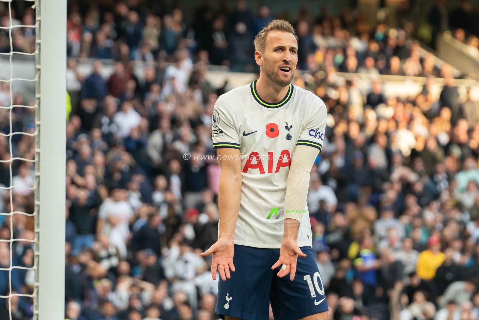 Harry Kane #10 of Tottenham Hotspur argues Ben Davies #33 of Tottenham Hotspur should have passed the ball to him during the Premier League match Tottenham Hotspur vs Leeds United at Tottenham Hotspur Stadium, London, United Kingdom, 12th November 2022

(Photo by Richard Washbrooke/News Images)