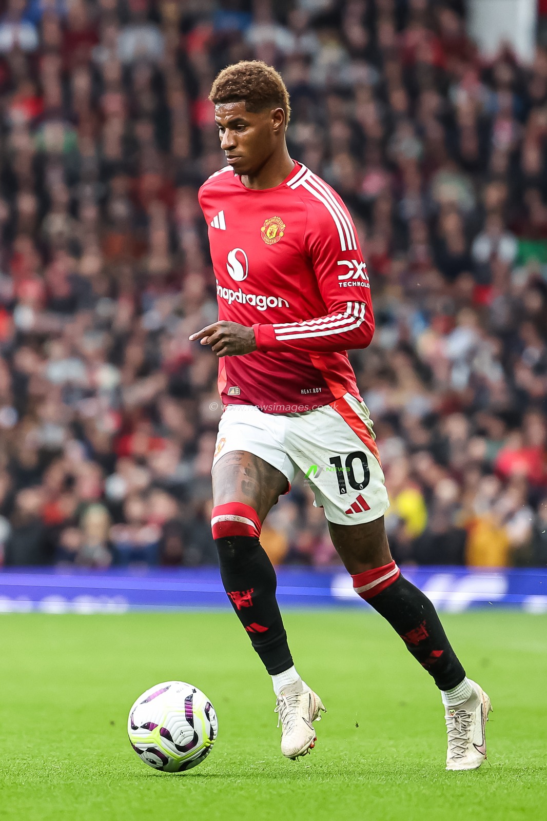 Marcus Rashford of Manchester United makes a break with the ball during the Premier League match Manchester United vs Tottenham Hotspur at Old Trafford, Manchester, United Kingdom, 29th September 2024

(Photo by Mark Cosgrove/News Images)