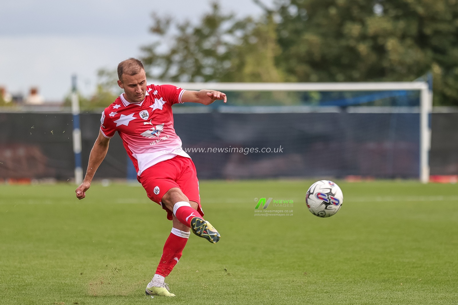 Herbie Kane #8 of Barnsley takes a free-kick during the Sky Bet League 1 match Bristol Rovers vs Barnsley at Memorial Stadium, Bristol, United Kingdom, 12th August 2023

(Photo by Mark Cosgrove/News Images)